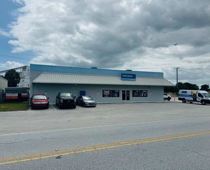 More Photos Of 1251 SE Dixie Cutoff Rd, Stuart Warehouse For Sale