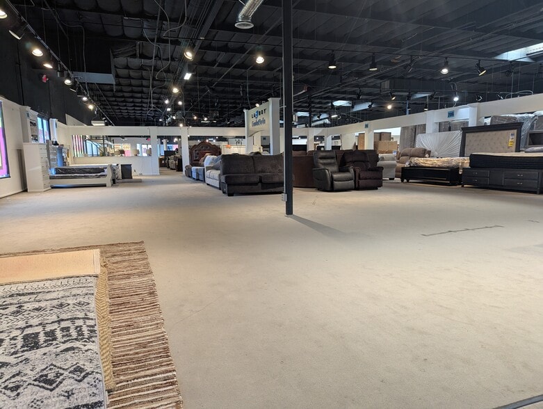 More Photos Of 6881 Monterey Rd, Gilroy Freestanding For Lease