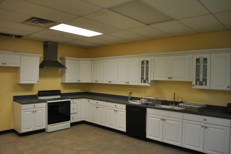 More Photos Of 9007 Detroit Ave, Cleveland Warehouse For Lease