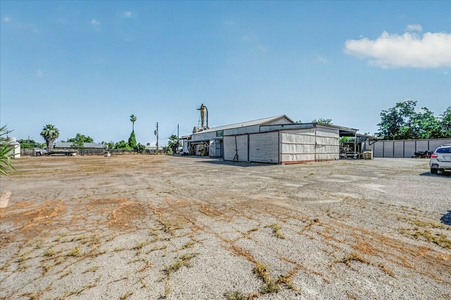 More Photos Of 708 N Pleasant Ave, Fresno Warehouse For Sale
