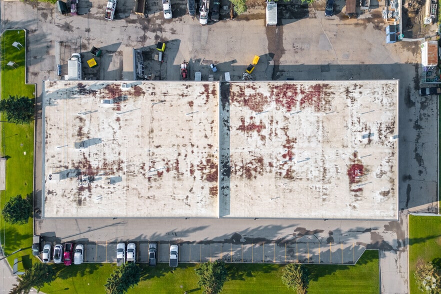 More Photos Of 1925 39th Ave NE, Calgary Showroom For Lease