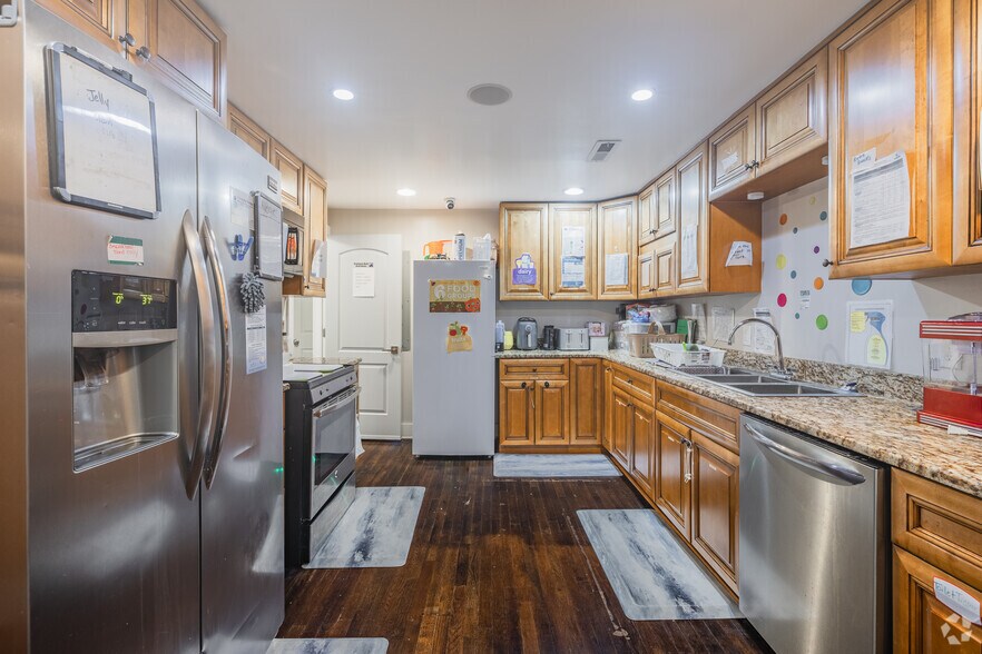 More Photos Of 24 Sycamore Ave, Charleston General Retail For Sale