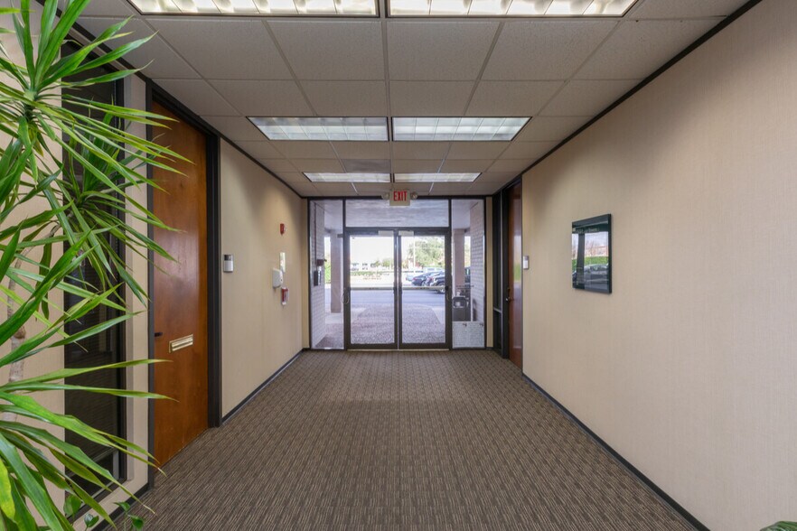 More Photos Of 16902 El Camino Real, Houston Office For Sale