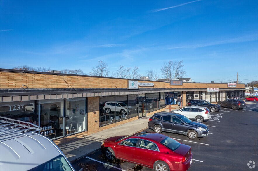 More Photos Of 1235 Oaklawn Ave, Cranston Storefront Retail Office For Lease