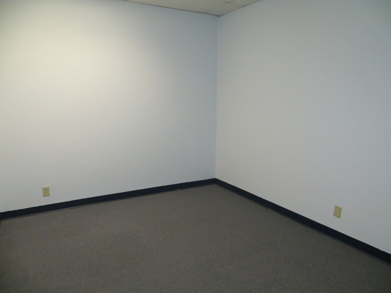 More Photos Of 4214 Fleur Dr, Des Moines General Retail For Lease