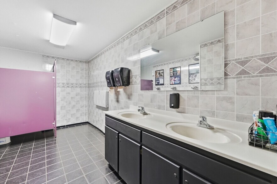 More Photos Of 691 S Main St W, Richmond Restaurant For Sale