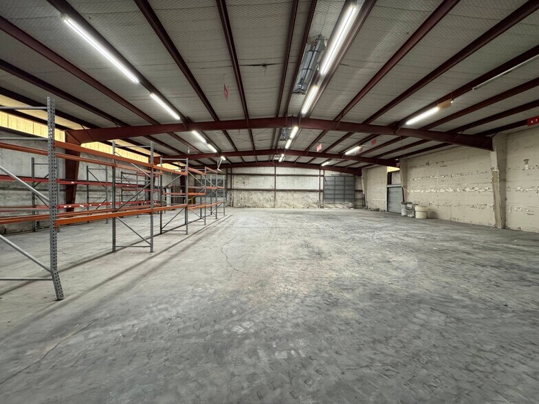 More Photos Of 4320 S Interstate 35, New Braunfels Showroom For Lease