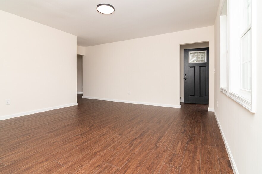 More Photos Of 105 E Adams St, Georgetown Apartments For Sale