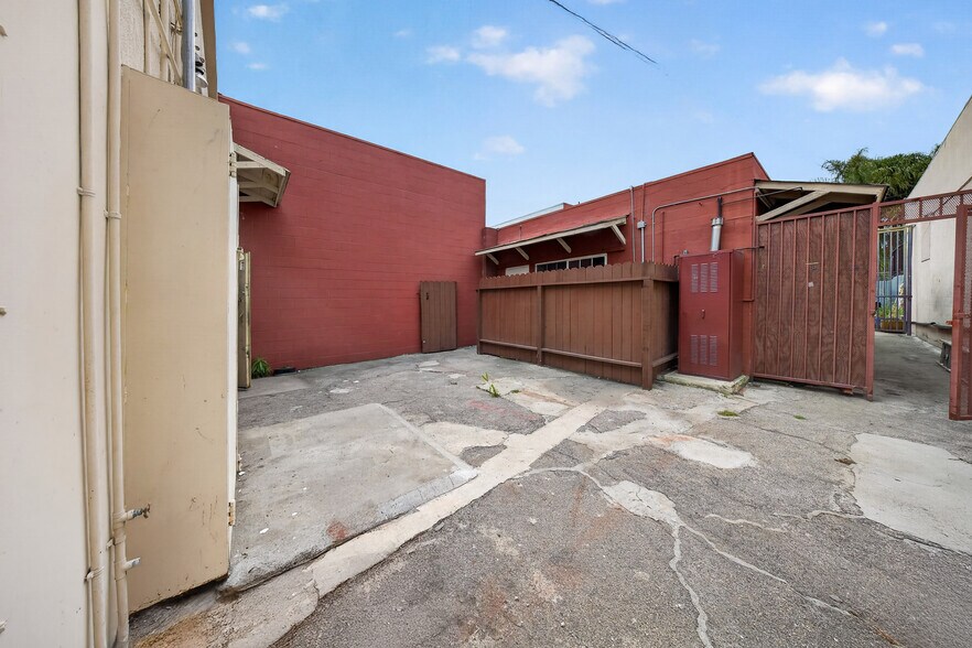 More Photos Of 7011 Reseda Blvd, Reseda Storefront For Lease