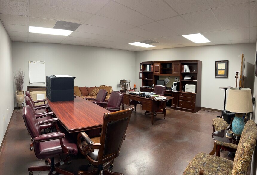 More Photos Of 3540 Shelby Ln, Denton Warehouse For Lease