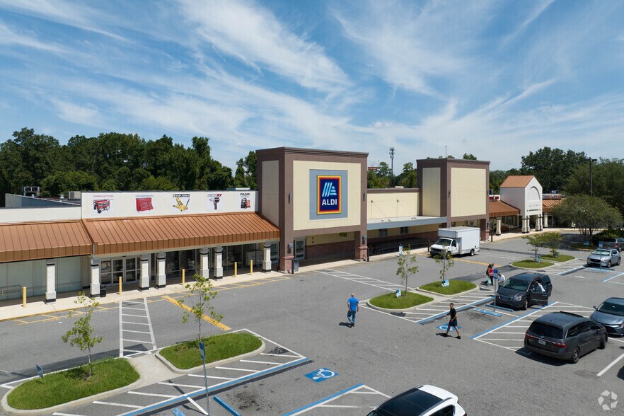 More Photos Of 10950-10960 San Jose Blvd, Jacksonville Storefront For Lease