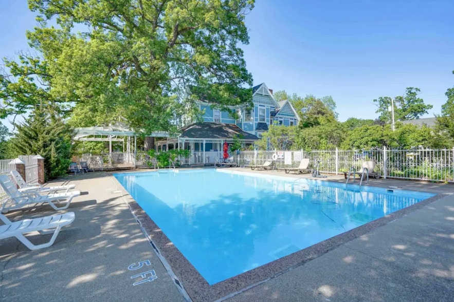 More Photos Of 211 Wisconsin Ave, Wisconsin Dells Hotel For Sale