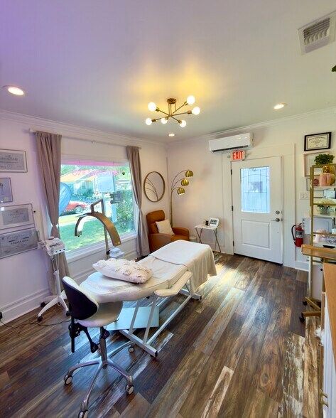 More Photos Of 2303 E Cesar Chavez St, Austin Freestanding For Lease