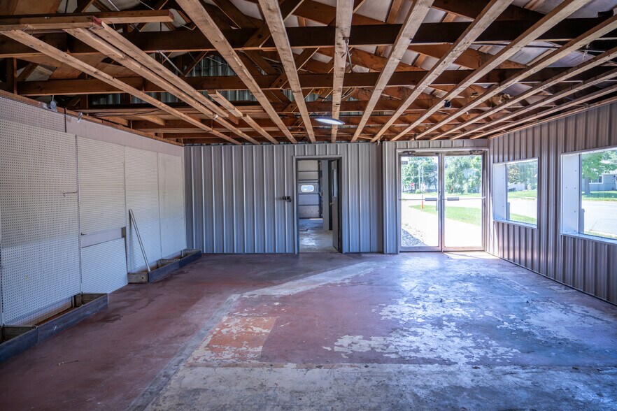 More Photos Of 190 Prospect Ave, Mauston Auto Repair For Sale