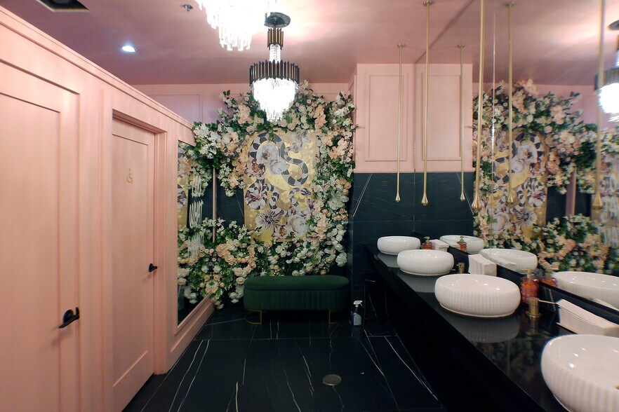 More Photos Of 5002 Washington Ave, Houston Bar For Lease