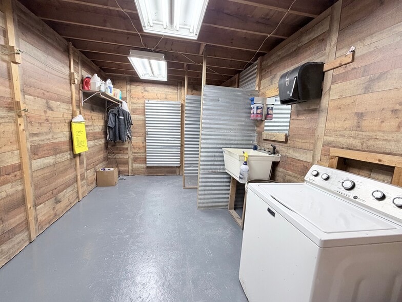 More Photos Of 701 SW 1st St, Oak Grove Industrial For Lease