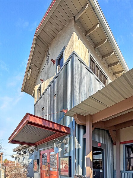 More Photos Of 594 NE Bellevue Ct, Bend Restaurant For Sale