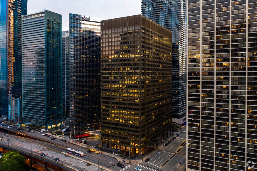 More Photos Of 303 E Wacker Dr, Chicago Office For Sale