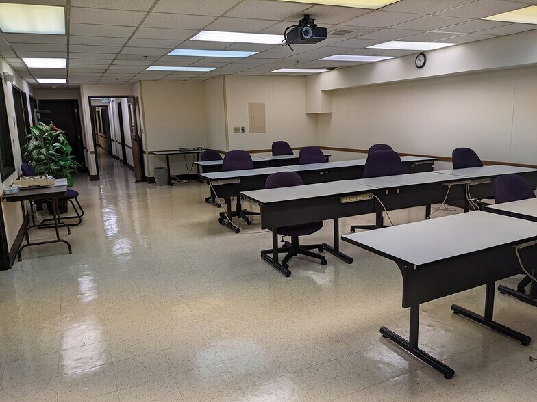 More Photos Of 1407 Rensen St, Lansing Office For Sale