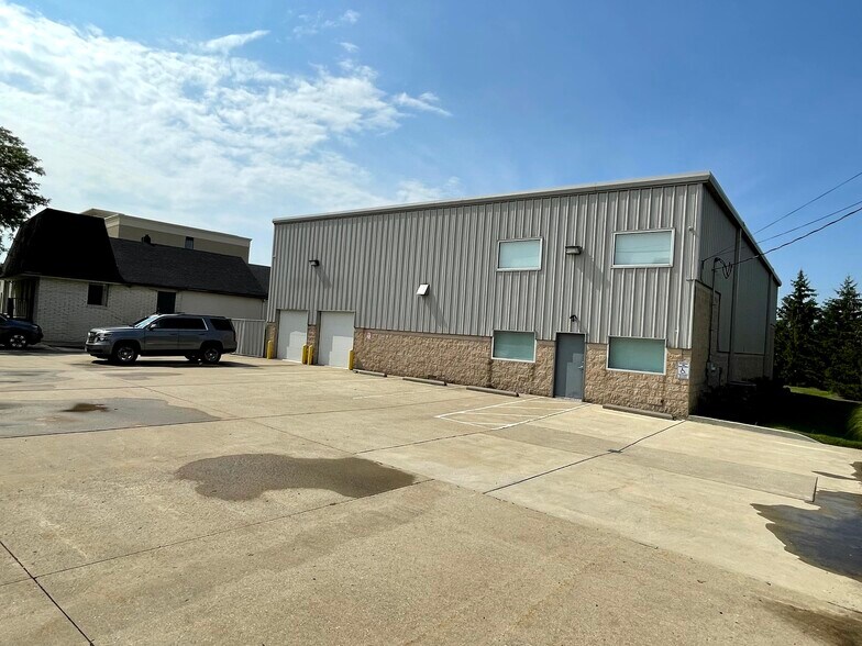 More Photos Of 10691 Kenwood Rd, Cincinnati Showroom For Lease