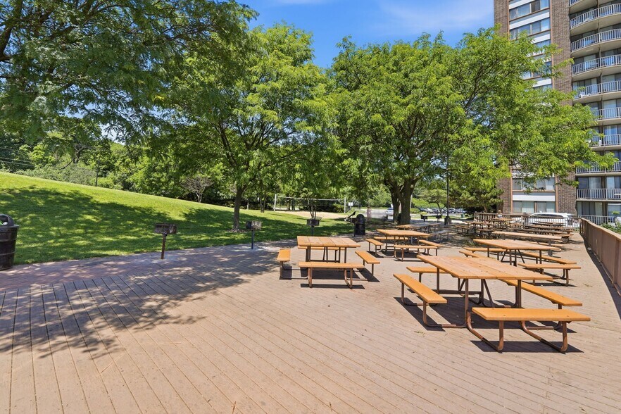 More Photos Of 5441 N East River Rd, Chicago Apartments For Lease