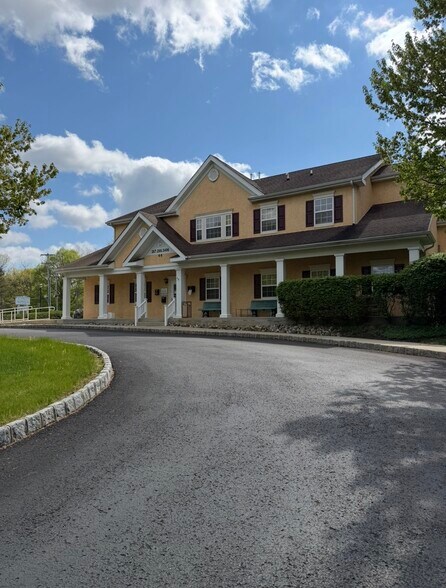 More Photos Of 66 Buck Rd, Southampton Medical For Lease