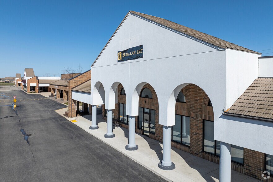 More Photos Of 401 N Riverside Dr, Gurnee Storefront For Lease