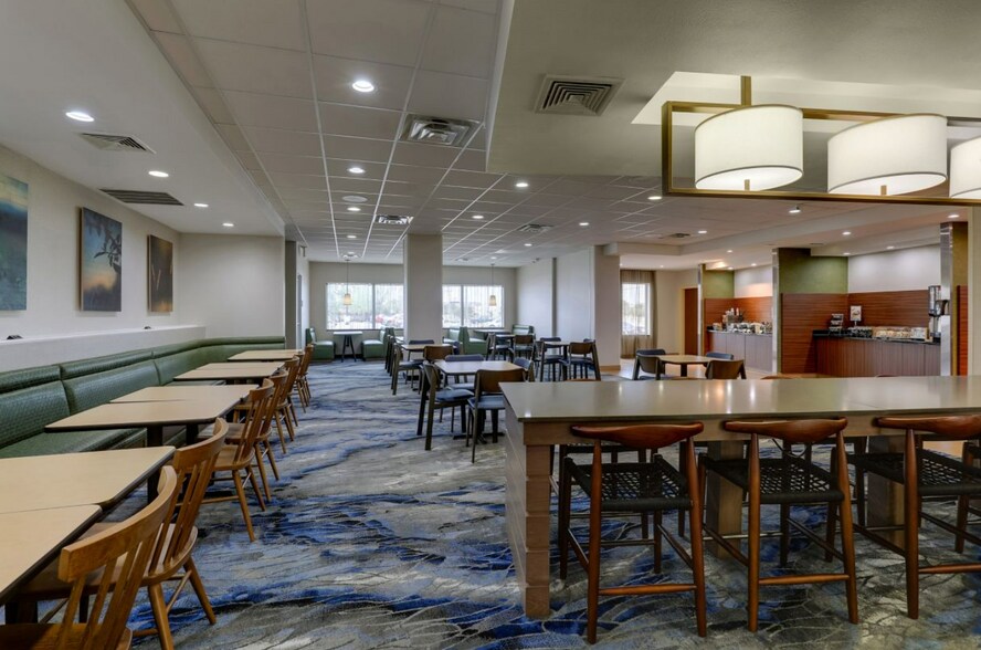 More Photos Of 1111 N Lorraine St, Hutchinson Hotel For Sale