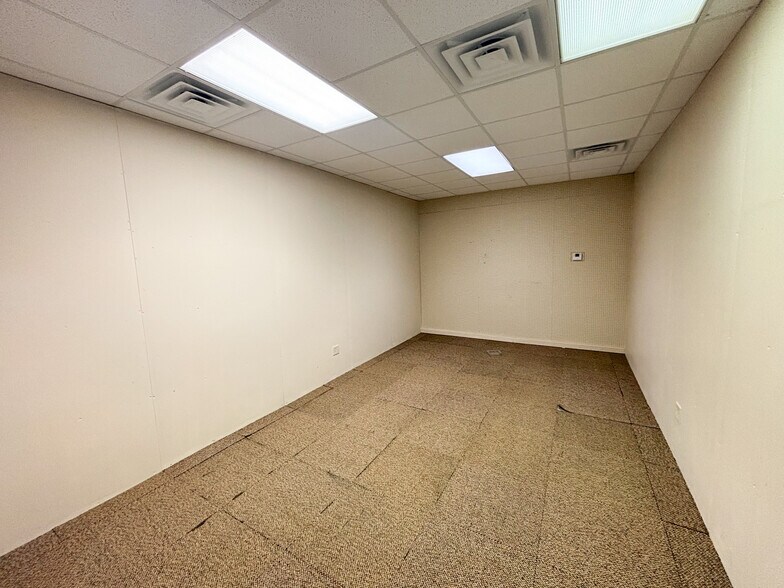 More Photos Of 304 E Jackson St, Willard Unknown For Lease