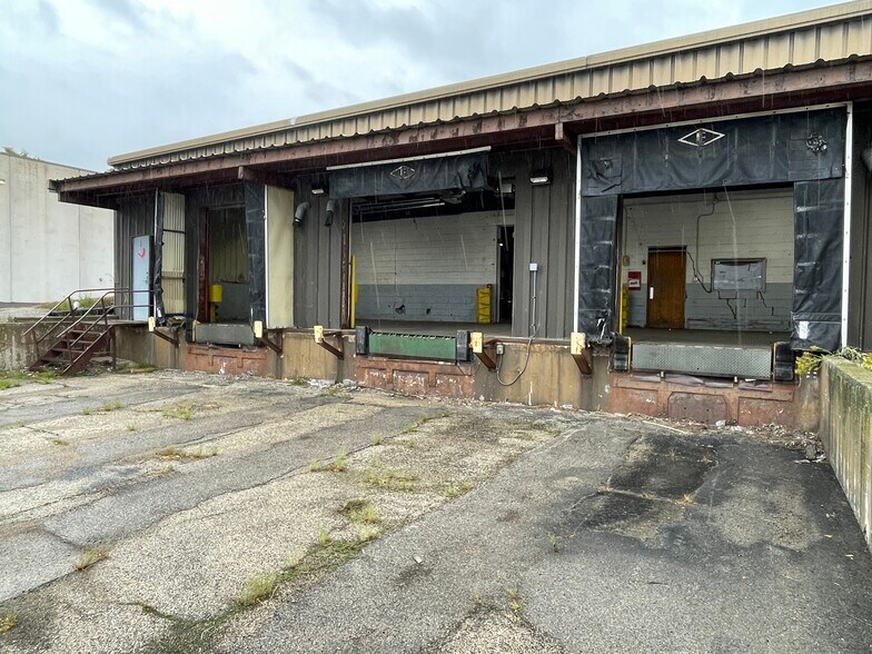 More Photos Of 6704 Pingree Rd, Crystal Lake Manufacturing For Lease