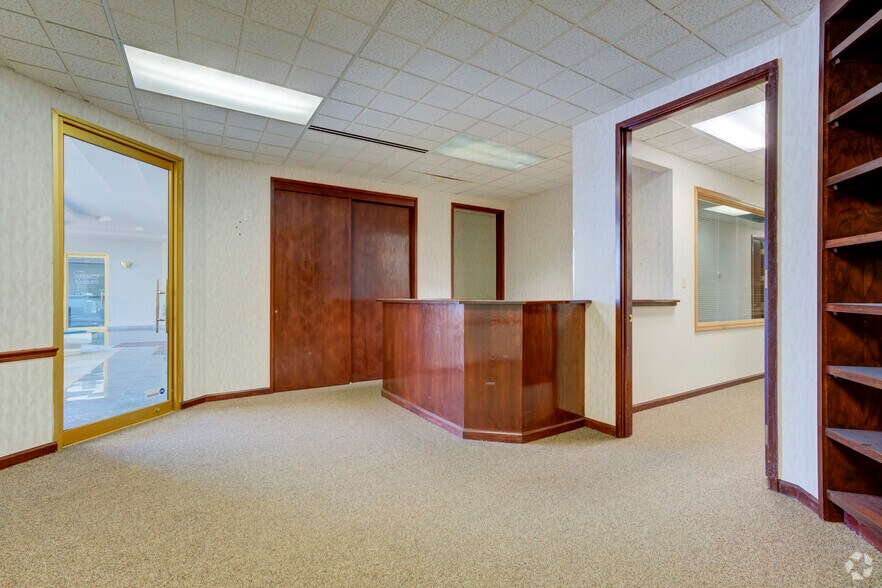 More Photos Of 2370 S Linden Rd, Flint Office For Lease