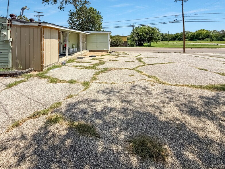 More Photos Of 104 W Hallmark Ave, Killeen Freestanding For Sale