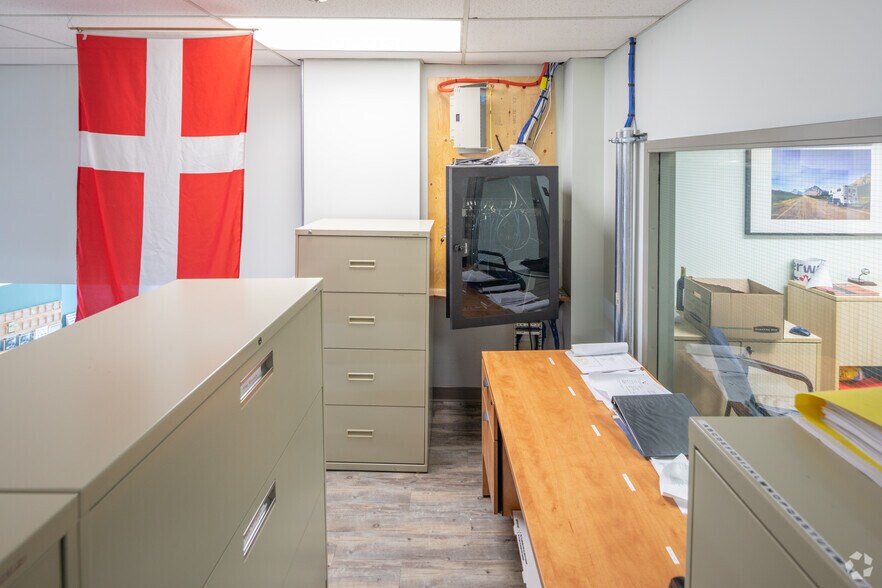 More Photos Of 747 Cliveden Pl, Delta Warehouse For Lease