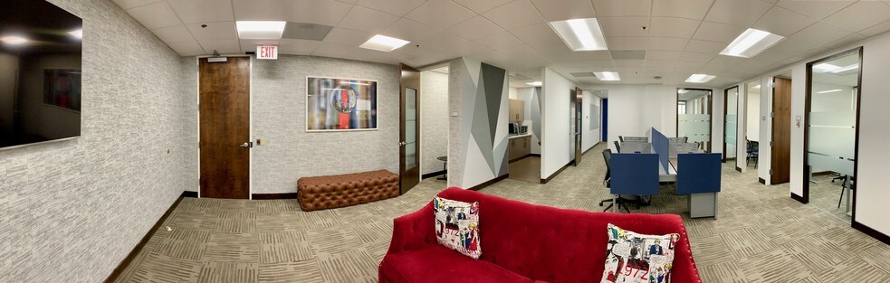 More Photos Of 1900 Glades Rd, Boca Raton Office For Lease