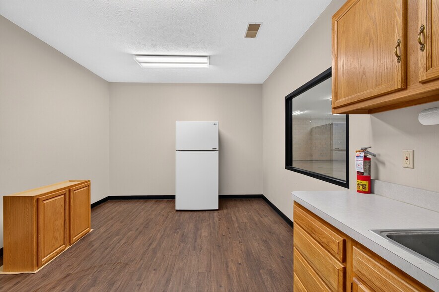 More Photos Of 5240 Cleveland Ave, Wooster Flex For Sale