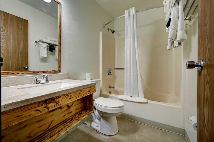 More Photos Of 105 Centennial Dr, Livingston Hotel For Sale