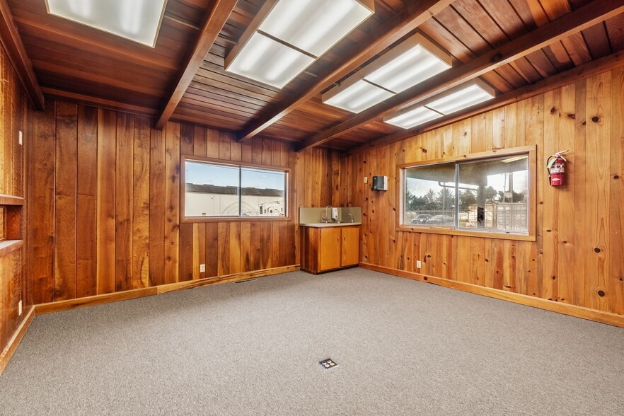 More Photos Of 4051-4061 N Highway 101, Eureka Warehouse For Sale