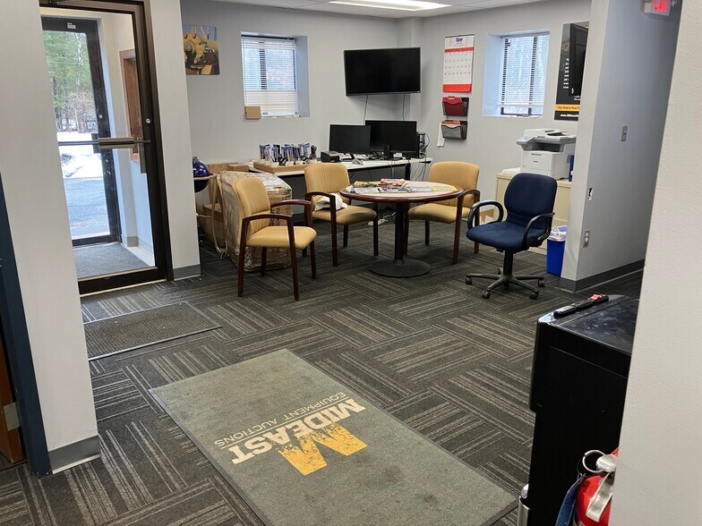 More Photos Of 50 E Dudley Town Rd, Bloomfield Contractor Storage Yard For Lease