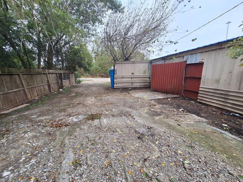 More Photos Of 2000 S Sam Houston Pky W, Houston Warehouse For Lease