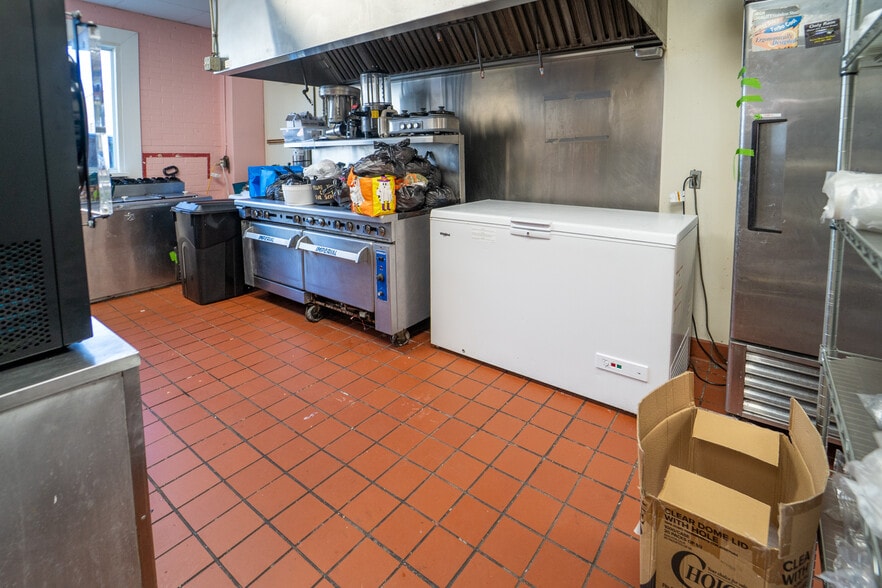 More Photos Of 102 S Main St, Victoria Storefront For Sale