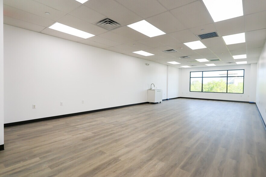More Photos Of 13564 Village Park Dr, Orlando Office For Sale