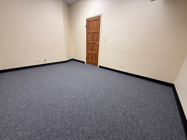 More Photos Of 1881 Industrial Dr, Libertyville Warehouse For Lease