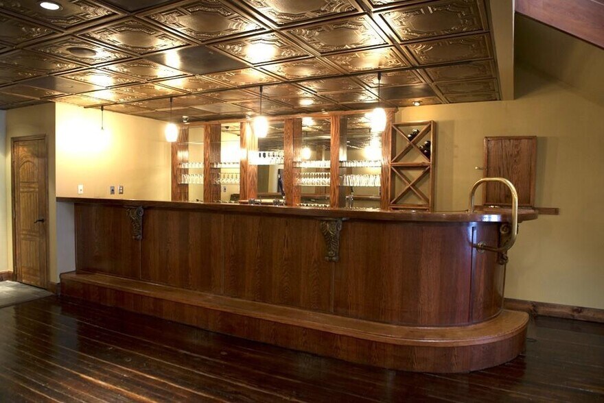 More Photos Of 117 W Walnut St, Rogers Restaurant For Lease