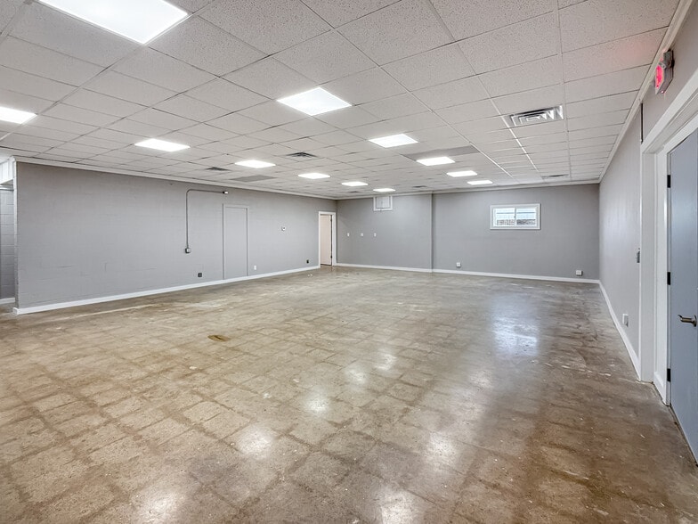 More Photos Of 3940 Dixon St, Des Moines Service For Lease