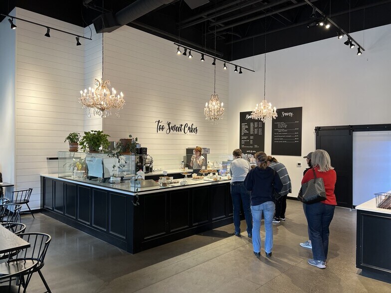 More Photos Of 5755 Willow Ln, Lake Oswego Showroom For Lease