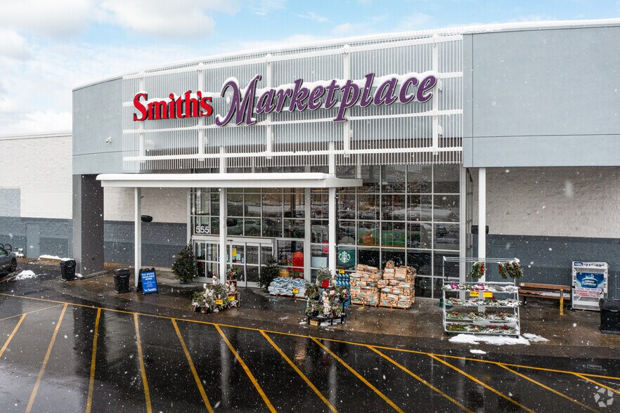 More Photos Of 555 S 200 W, Bountiful Supermarket For Lease