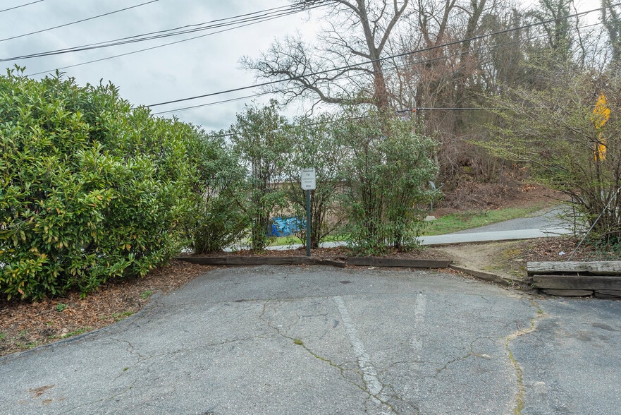 More Photos Of 5 All Souls Cres, Asheville Freestanding For Lease