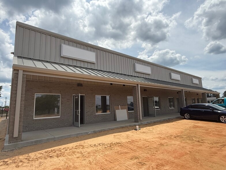 More Photos Of 1001 Woodridge Dr, Lumberton Flex For Lease