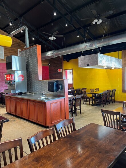 More Photos Of 10811 NE 23rd St, Spencer Restaurant For Lease