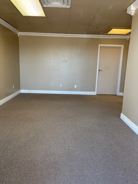 More Photos Of 800 W Rock Creek Rd, Norman Office For Lease